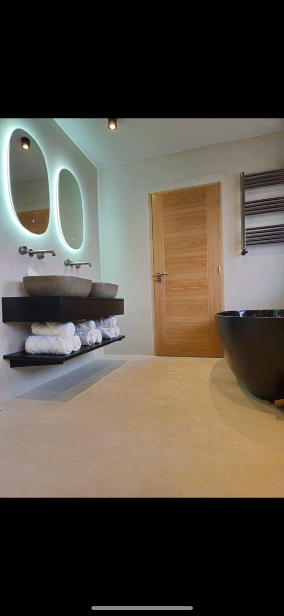 Microcement is waterproof. Bathroom walls in microcement.