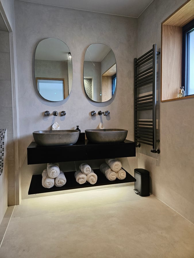 Microcement to walls and floor in bathroom